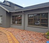 3 Bedroom Townhouse For Sale in Dalview
