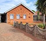 3 Bedroom House For Sale in Beaconsfield